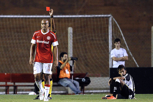 O zagueiro Rodrigo Moledo, do Internacional,  expulso durante jogo contra o Santos