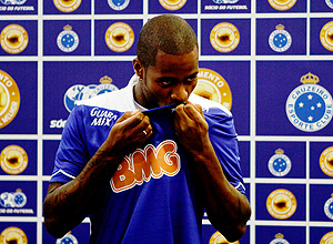Ded beija a camisa do Cruzeiro em sua apresentao