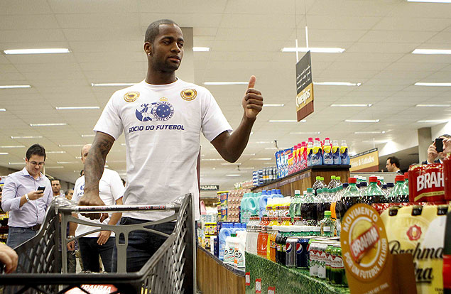 Ded posa para foto com carrinho cheio de cerveja durante sua apresentao no Cruzeiro em um supermercado