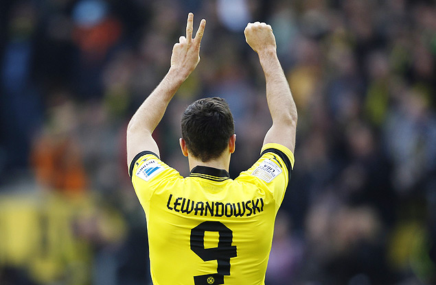 Lewandowski comemora o segundo gol do Borussia Dortmund, marcado na vitria sobre o Mainz