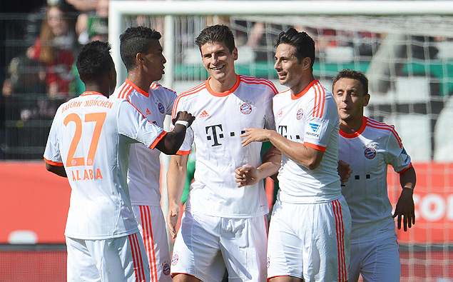 Mario Gomez (centro) comemora com seus companheiros um dos gols marcados pelo atacante na goleada de 6 a 1 sobre o Hannover