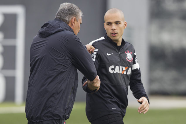 Tite conversa com Jlio Csar durante treino do Corinthians