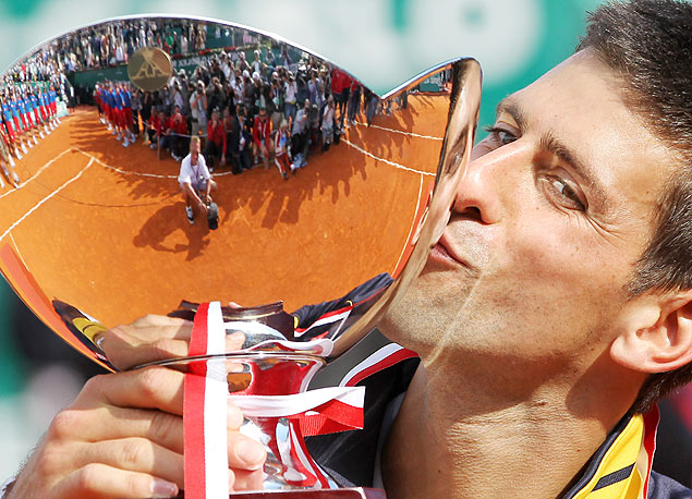 Novak Djokovic beija o trofu de campeo do Masters 1000 de Montecarlo aps vitria sobre Rafael Nadal