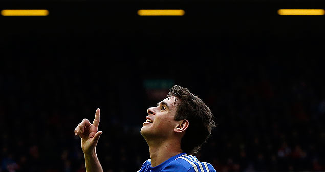 Oscar festeja o seu gol, o primeiro do Chelsea, contra o Liverpool