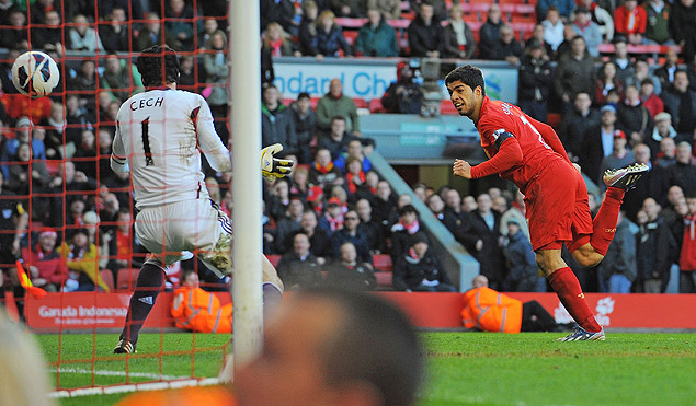 Luis Surez cabeceia e marca o gol do empate do Liverpool aos 51min do segundo tempo
