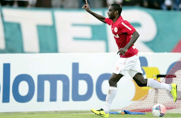 O zagueiro Juan comemora gol do Internacional sobre a Lajeadense, em Caxias do Sul