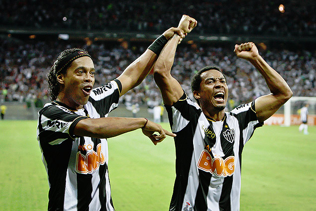 Ronaldinho comemora gol do Atltico-MG sobre o Vila Nova com Rosinei