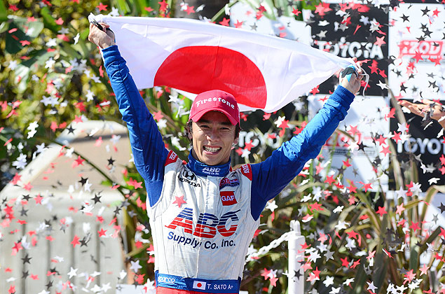 O japons Takuma Sato celebra a primeira vitria de um piloto de seu pas na Indy