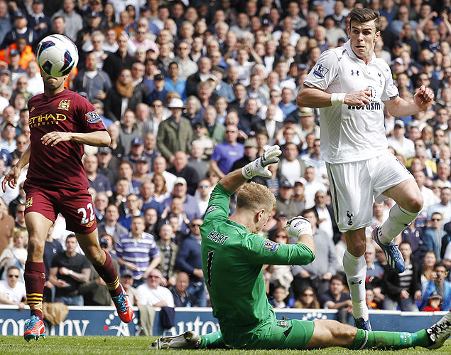 O meia Gareth Bale (dir.) faz gol para o Tottenham sobre o Manchester City