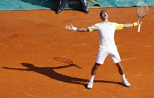 O sérvio Novak Djokovic comemoram a vitória inédita sobre Rafael Nadal na final de Montecarlo