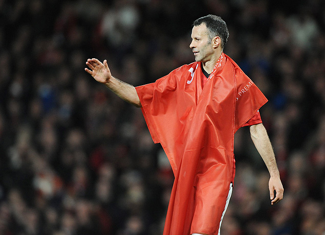 Ryan Giggs, coberto em um pano vermelho, festeja o ttulo do Manchester United