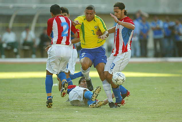 Ronaldo tenta passar pela marcao paraguaia no ltimo jogo do Brasil sob comando de Felipo, em 2002