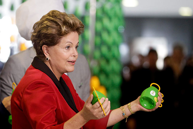 A presidente Dilma sacode a caxirola em evento em Braslia