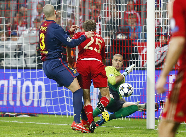 Thomas Muller marca um gol para o Bayern de Munique contra o Barcelona, no primeiro jogo da semifinal da Champions