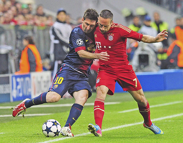 Ribry (dir.) disputa bola com Messi durante jogo entre Barcelona x Bayern de Munique
