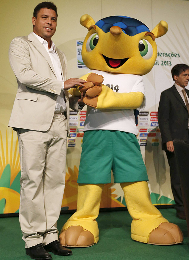 Ronaldo posa com a mascote da Copa do Mundo durante evento promocional, em Madri
