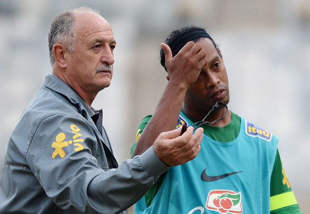 O técnico Luiz Felipe Scolari conversa com Ronaldinho durante treino da seleção brasileira