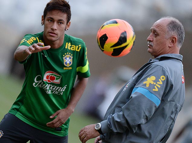 Neymar (esq.) e Felipo durante treino da seleo brasileira
