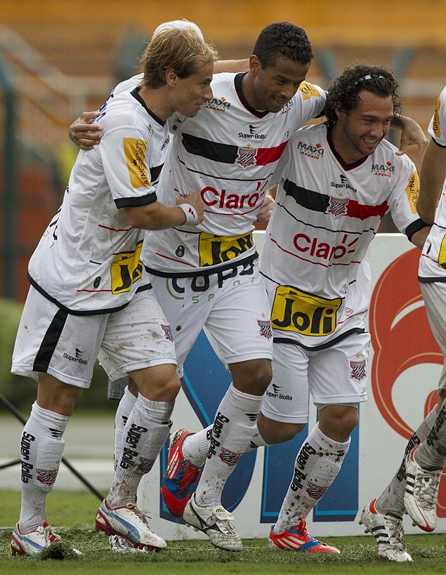 Jogadores do Paulista comemoram gol em vitria contra o Santos em fevereiro