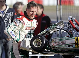 Michael Schumacher participa de prova de kart