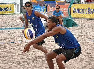 Carlos Luciano em ação no circuito de vôlei de praia