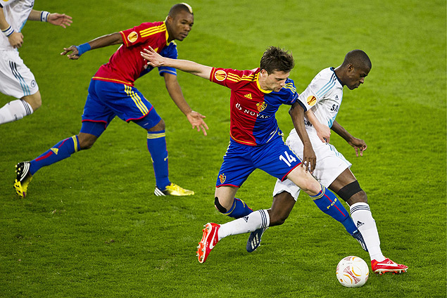 O brasileiro Ramires disputa a bola com Valentin Stocker, do Basel, no primeiro jogo da semifinal da Liga Europa