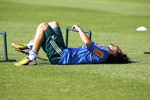 O meia chileno Valdivia descansa durante treino do Palmeiras