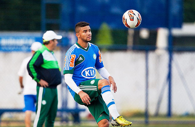 O zagueiro Mauricio Ramos bate bola durante treino do Palmeiras