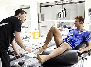 Neymar recebe tratamento no CT; atacante tem como um dos patrocinadores a Panasonic, rival da Philco