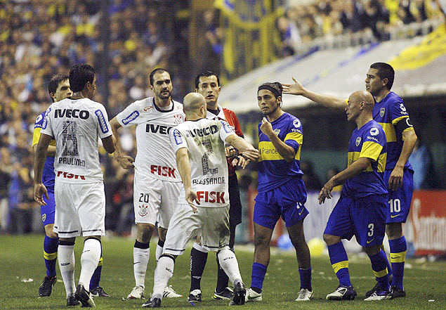 Jogadores de Corinthians e Boca discutem durante primeiro jogo da final da Libertadores de 2012