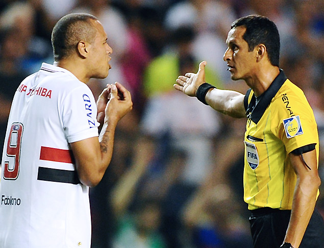 Luis Fabiano reclama aps ter sido expulso pelo rbitro paraguaio Antonio Aras, na primeira partida entre So Paulo e Tigre, vlida pela final da Copa Sul-Americana de 2012