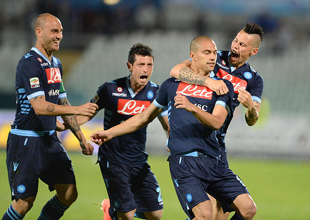 Gokhan Inler comemora gol do Napoli com seus companheiros de equipe