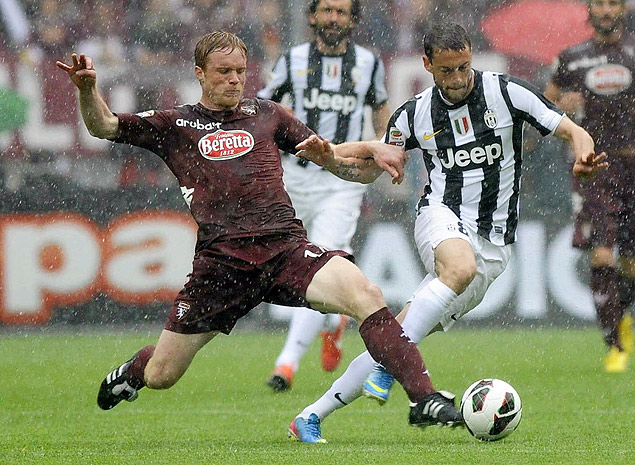 Gazzi (esq.), do Torino, disputa bola com Marchisio, da Juventus, durante o clssico de Turim