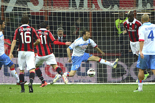 Pazzini (camisa 11) chuta e marca um dos gols da vitria do Milan sobre o Catania, por 4 a 2