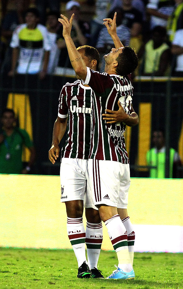 Thiago Neves ergue as mos para o cu e comemora o quarto gol do Fluminense, na vitria sobre o Volta Redonda