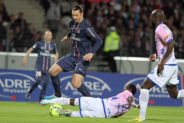 Mohamed Rabiu d carrinho para roubar bola de Zlatan Ibrahimovic em duelo entre vian e PSG 