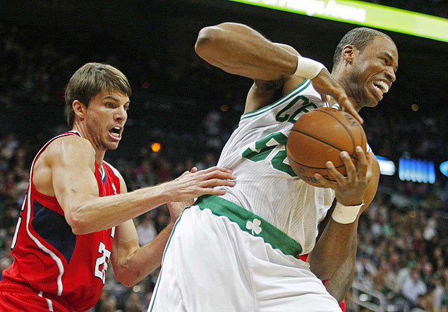 O pivô Jason Collins, dos Celtics, domina a bola marcado de perto por Kyle Korver, do Atlanta Hawks