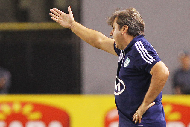 O tcnico Gilson Kleina gesticula durante jogo entre Palmeiras e Santos, na Vila Belmiro