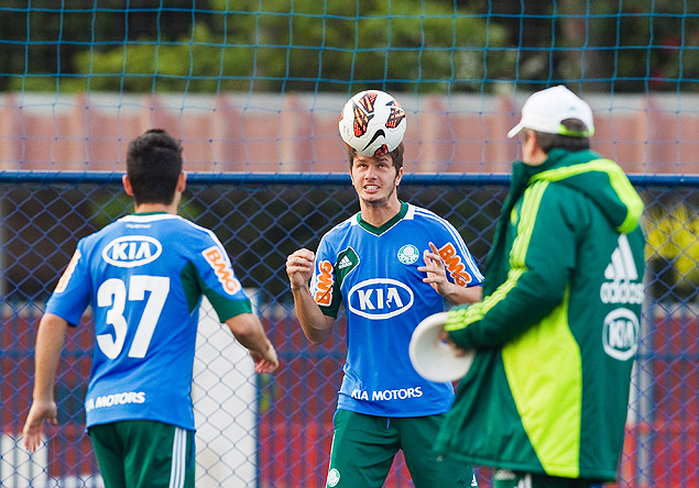 Observado por Gilson Kleina (dir.), Klber cabeceia a bola durante treino do Palmeiras, no CT da Barra Funda