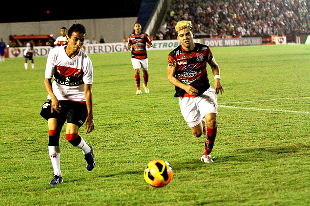 Rafinha e Bismarck disputam bola em duelo entre Flamengo com o Campinense