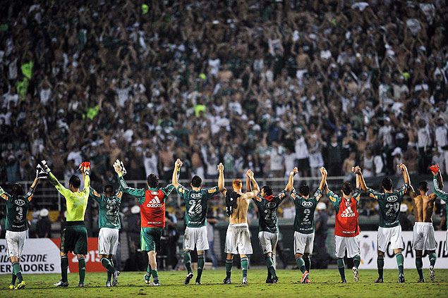 Jogadores do Palmeiras agradecem apoio da torcida na vitria sobre o Libertad pela Libertadores, em abril