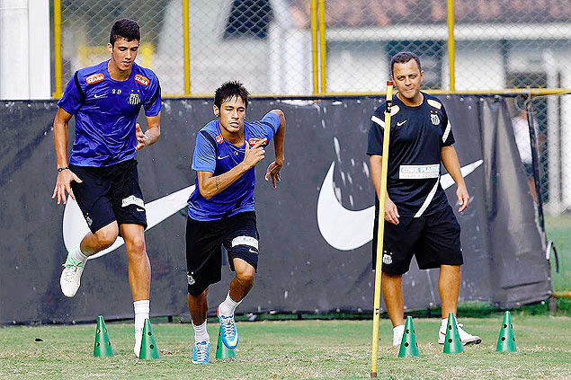 Neymar (centro) corre durante treinamento do Santos