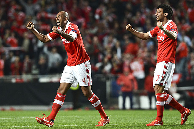 Luiso (esq.), capito do Benfica, vibra com a vitria sobre o Fenerbahce 