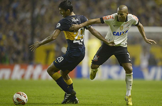 Emerson, do Corinthians, disputa a bola com Leandro Marin 