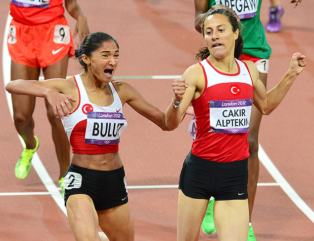 ORG XMIT: 822 Turkey's Asli Cakir Alptekin (R) wins the women's 1500m final next to Turkey's Gamze Bulut (L) at the athletics event of the London 2012 Olympic Games on August 10, 2012 in London. AFP PHOTO / GABRIEL BOUYS