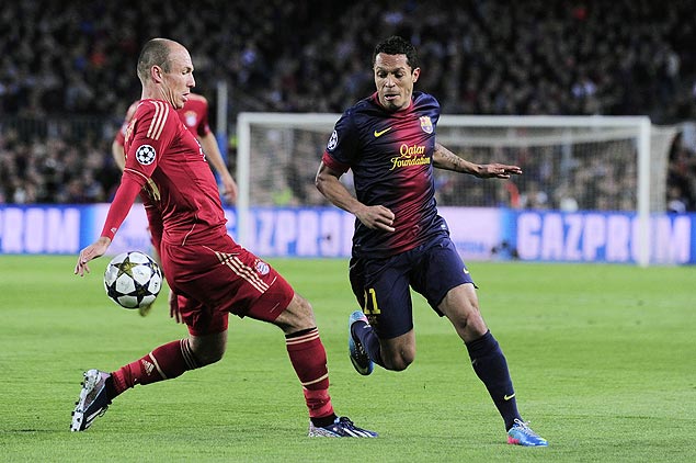Adriano (dir.), do Barcelona, tenta passar por Robben, do Bayern de Munique, na Copa dos Campees