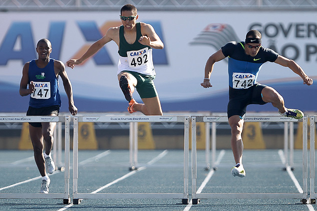 Mahau Suguimati durante prova dos 400 m com barreiras em São Paulo