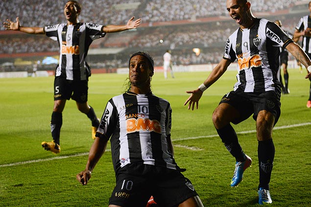 Ronaldinho comemora gol marcado contra o So Paulo no Morumbi pela Libertadores