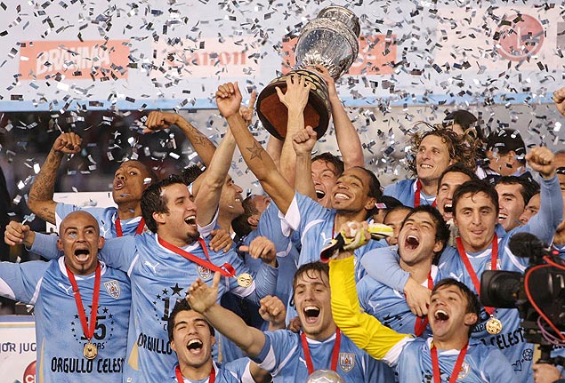 Jogadores uruguaios comemoram a conquista da Copa Amrica, em Buenos Aires