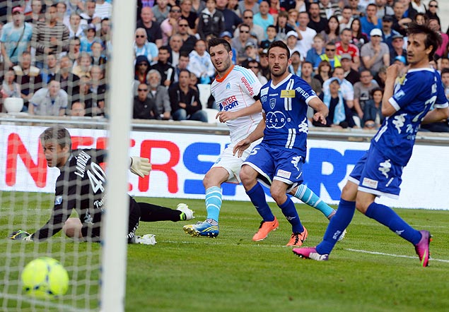 Gignac (centro) marca o segundo gol sobre o Bastia, na vitria do Olympique de Marselha por 2 a 1
